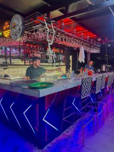 a bar with a man standing at a counter at Santelmo Hotel Cali in Cali