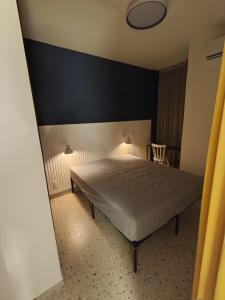 a bedroom with a bed and a chair in it at Flat Assinado e Sofisticado in Vitória +62 photos