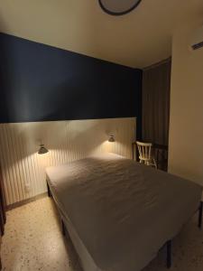 a bedroom with a bed with two lights on it at Flat Assinado e Sofisticado in Vitória