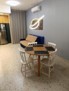 a room with a table and chairs and a couch at Flat Assinado e Sofisticado in Vitória