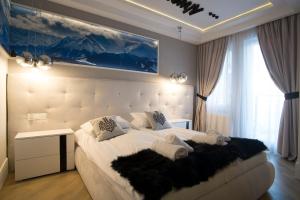 Łóżko lub łóżka w pokoju w obiekcie Apartamenty Comfort & Spa Stara Polana VIPAPARTAMENTY