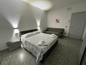 a small bedroom with a bed and a couch at Rifugio Urbano in Terni