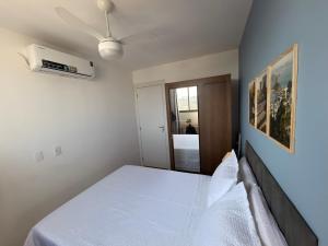 a bedroom with a bed and a ceiling fan at Conforto e Localização perfeita Centro RJ 20 min Copacabana e Piscina in Rio de Janeiro +33 photos