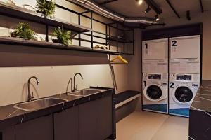 a kitchen with two sinks and a washer and dryer at Way Tambaú próximo ao Letreiro João Pessoa - Genius Flats in João Pessoa