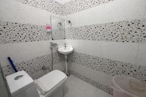 ein Badezimmer mit Toilette und Waschbecken in der Unterkunft Gomukh Hotel Uttarkashi in Uttarkāshi