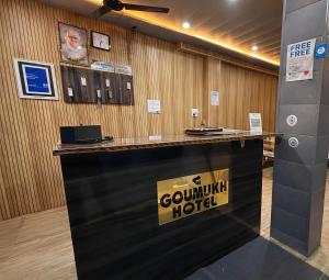 eine Lobby mit einem Tresen und Handys an der Wand in der Unterkunft Gomukh Hotel Uttarkashi in Uttarkāshi
