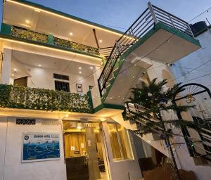 ein Haus mit einer Treppe in der Mitte in der Unterkunft Gomukh Hotel Uttarkashi in Uttarkāshi