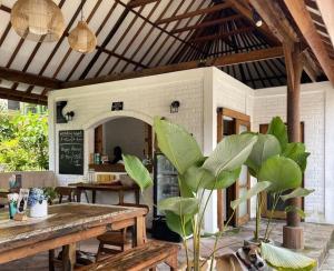 an outdoor kitchen with a table and a plant at Nami House Balian in Balian