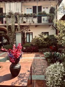 Casa La Ringhera tesisinin dışında bir bahçe