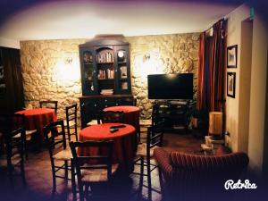 a living room with stools and a television in a room at Il Peschio in Pescocostanzo