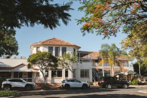 a group of cars parked in front of a building at Royal Mail Hotel in Tewantin