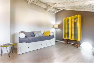 ein Schlafzimmer mit einem Bett und einem gelben Schrank in der Unterkunft Cibrario 34 in Turin