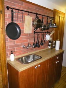 uma cozinha com um lavatório e uma parede de tijolos em Stylové podkrovní apartmány Ostrava em Ostrava