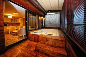 uma grande casa de banho com banheira no meio de um quarto em My Suit Residence em Samsun