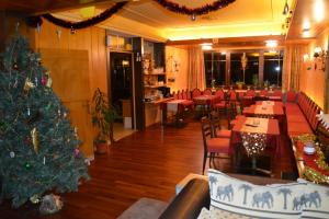 大基希海姆Guesthouse Mountain View的餐厅饭厅的圣诞树
