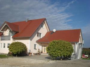 ein großes weißes Haus mit rotem Dach in der Unterkunft Ferienwohnung Elisabeth in Riedenburg