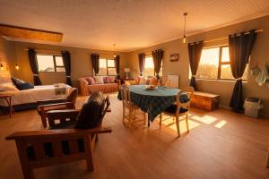 a living room with a table and a couch at At the Indi in Struisbaai