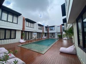 a courtyard with a swimming pool in a building at Allende Canggu in Canggu