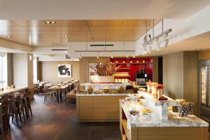 a restaurant with a bar with tables and chairs at Grand Hyatt Tokyo in Tokyo