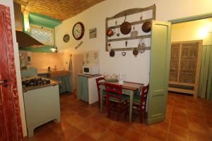 ローマにあるIl Grottinoのキッチン(テーブル、コンロ付) 上部オーブン