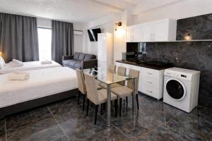 a hotel room with a bed and a table and a kitchen at Diamonds in the Sky in Costinesti