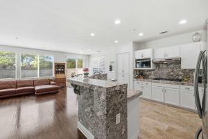 Gallery image of 3BR Main House Poolside Dining Near Beaches in Oxnard