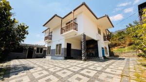 an image of a house with a driveway at Skylark Holidays Chinnakanal in Chinnakanal