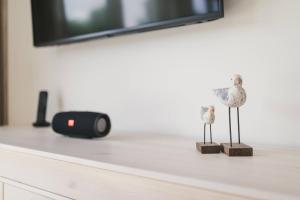 two bird figurines sitting on top of a dresser at Boddenruh in Fuhlendorf