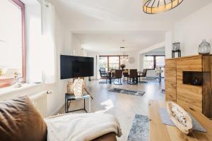 a living room with a couch and a tv at Gartenidyll in Zingst