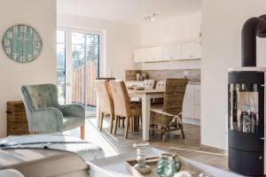 a kitchen and dining room with a table and chairs at Boddenbrise in Bresewitz