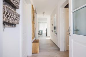 a hallway with white walls and wooden floors at Kranichkieker in Zingst