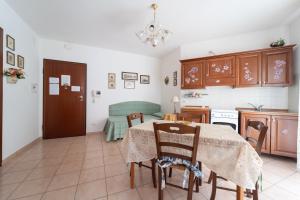 a kitchen and dining room with a table and chairs at Rubens in Alghero