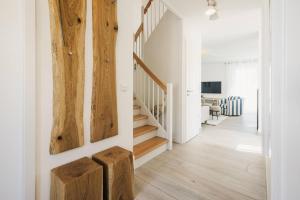 a hallway with white walls and wooden floors at Kranichkieker in Zingst