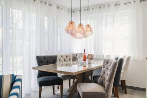a dining room with a table and chairs at Kranichkieker in Zingst