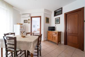 a kitchen and dining room with a table and chairs at Rubens in Alghero