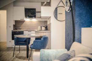 a small kitchen with a table and chairs in a room at Lee in Zingst