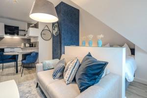 a living room with a couch and a bedroom at Lee in Zingst +4 photos