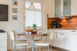 a kitchen with a table with a bowl of fruit on it at Neuland in Zingst
