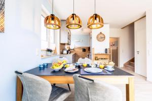 a kitchen and dining room with a table and chairs at Ostseelodge zwei in Fuhlendorf