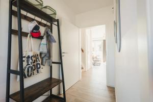 a room with a shelf and a hallway at Zum Koi Fischer in Fuhlendorf