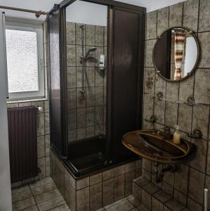 a bathroom with a sink and a shower at Pension Highway - Osnabrück Klarastr 11 in Osnabrück +2 photos