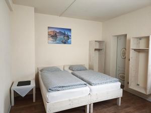 a bedroom with two twin beds in a room at Pension Highway - Osnabrück Klarastr 11 in Osnabrück