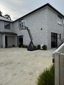 a basketball hoop in front of a building at Cozy Pakura Pad in Te Awamutu