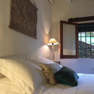 a bedroom with two white beds and a mirror at Casa Rural El Fortin in Gata