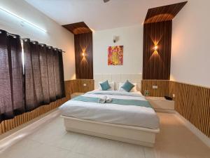 a bedroom with a large bed in a room at Mandola Stays in Chamoli