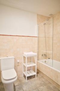 a bathroom with a toilet and a shower and a tub at Casa Rural Las Bengoas in Alesanco +41 photos