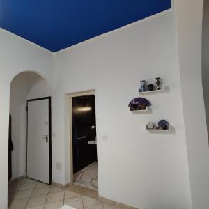 a room with a blue ceiling and a hallway at Casaitalia in Capilungo