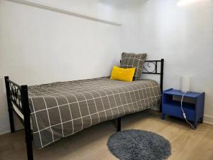 a bedroom with a bed with a yellow pillow on it at Le Canut Duviard - proche métro Croix-Rousse in Lyon