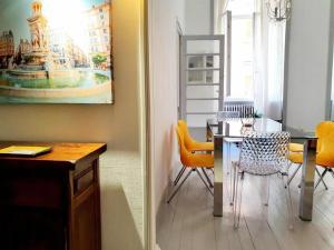 a dining room with a table and yellow chairs at Le Canut Duviard - proche métro Croix-Rousse in Lyon +48 photos