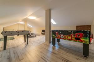 an empty room with a ping pong table and a ping pongetitive at Villa Geranios in Belverde
